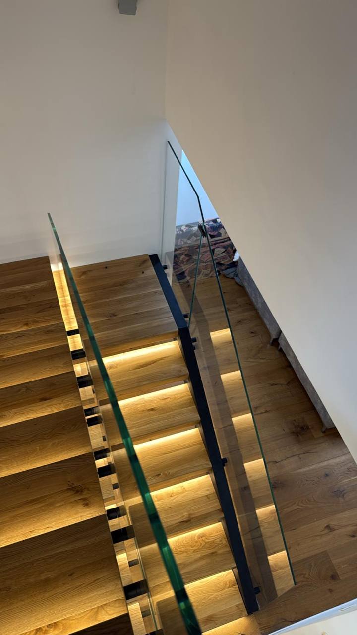 מדרגות צפות LED