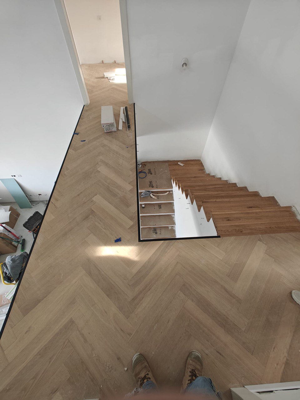 פרקט פישבון עם מדרגות