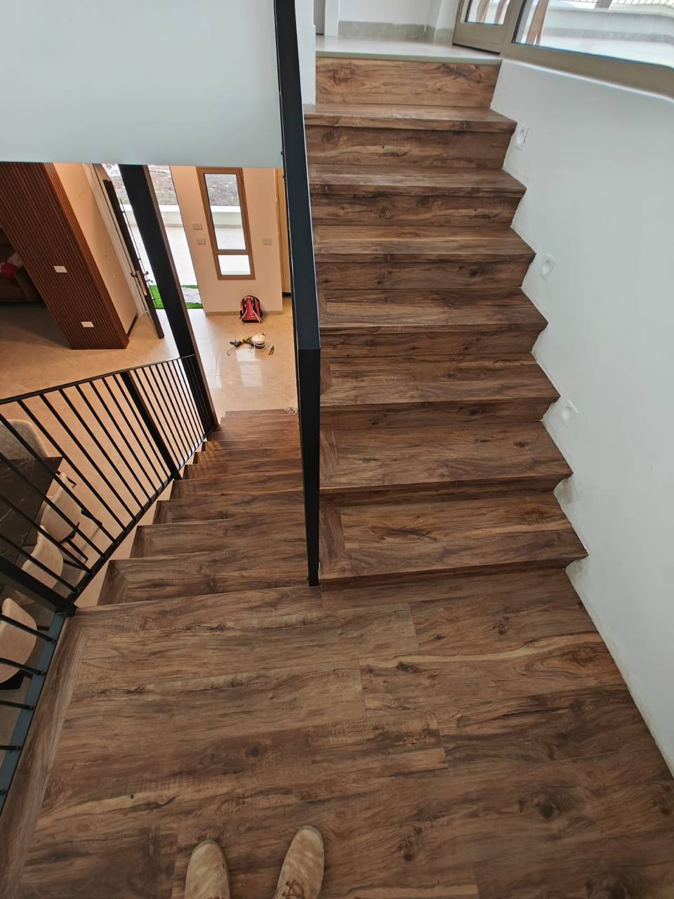 מדרגות מפוצלות עם זכוכית