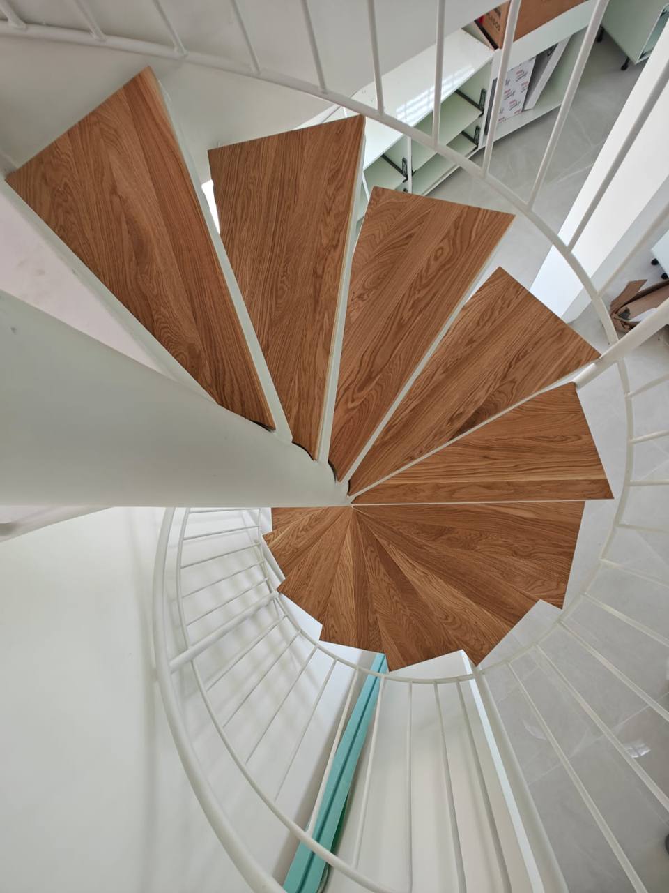 מדרגות ספירלה מלמעלה